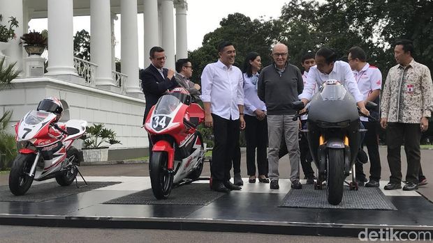 Ada 3 motor balap yang dibawa ke Istana