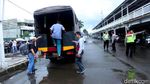 Penumpang KRL Stasiun Bogor Manfaatkan Bus dan Truk Polisi