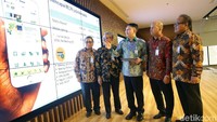 Direktur Utama Mandiri Syariah Toni EB Subari (tengah), Risk Management & Compliance Director Putu Rahwidhiyasa (kedua kiri), Finance and Strategy Director Bank Mandiri Syariah Ade Cahyo Nugroho (kedua kanan), Wholesale Banking Director  Bank Mandiri Syariah Kusman Yandi (kiri), Technology and Operation Director Bank Mandiri Syariah Achmad Syafii (kanan) berbincang saat digelarnya paparan kinerja Bank Mandiri Syariah tahun 2018, Jakarta, Senin (11/3/2019).
