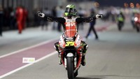 Menyusul Dovizioso-Marquez yang finis dua tercepat, ada Cal Crutchlow. Rider Inggris itu start dari posisi keenam. (Foto: Karim Jaafar/AFP)