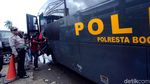 Penumpang KRL Stasiun Bogor Manfaatkan Bus dan Truk Polisi