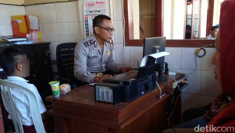 Anaknya Dicukur Ngawur, Puluhan Wali Murid Laporkan Guru Anaknya Dicukur Ngawur, Puluhan Wali Murid Laporkan Guru
