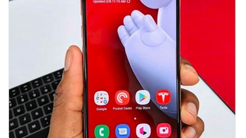 Robot dari film Big Hero ternyata dapat pula jadi wallpaper menarik di Galaxy S10. Foto: istimewa