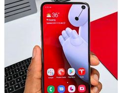 Marak Wallpaper Kreatif Sembunyikan Lubang Kamera Galaxy S10
