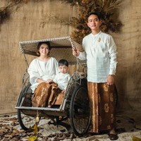 Selvi Ananda yang kecantikannya banyak mendapat pujian, tampak berpose bersama Jan Ethes duduk di dalam becak dalam pemotretan bertema touch of heritage ini. Sementara Gibran yang jarang sekali tersenyum saat berada di depan kamera, terlihat lebih rileks memperlihatkan senyumnya dalam jepretan Diera Bachir. Foto: Dok. Diera Bachir