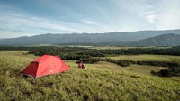 Wisatawan bisa kemping di bukit ini. (Dok Kementerian Pariwisata)