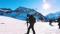 Pangeran Abdul Mateen juga sering bolak-balik Eropa, khususnya main ski di Swiss (Instagram/tmski)