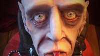 Kepala monster dengan mata yang menerawang ke atas, dan gigi taring yang berdarah. Membuat orang yang akan memotong kuenya, menjadi segan. Foto: Boredpanda