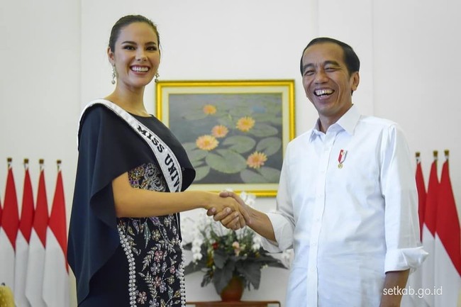 Dalam kesempatan spesial tersebut, Catriona menebar pesonanya dalam balutan sheath dress dengan siluet yang mengikuti lekuk tubuhnya. Gaun tersebut dirancang oleh desainer Tanah Air Anaz Khairunnas. (Foto: Dok. Sekretariat Kabinet)