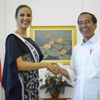 Dalam kesempatan spesial tersebut, Catriona menebar pesonanya dalam balutan sheath dress dengan siluet yang mengikuti lekuk tubuhnya. Gaun tersebut dirancang oleh desainer Tanah Air Anaz Khairunnas. (Foto: Dok. Sekretariat Kabinet)