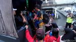 Penumpang KRL Stasiun Bogor Manfaatkan Bus dan Truk Polisi