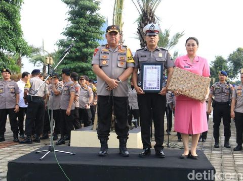 Kapolda Jatim Irjen Luki Hermawan mengganjar Aiptu Sujadi dengan sebuah penghargaan