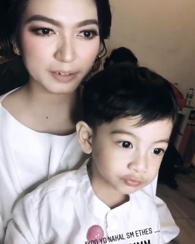 Mengunggah foto Selvi Ananda bersama Jan Ethes di akun Instagramnya, sang makeup artist Victoria Makeup Atelier menuliskan kekagumannya pada menantu Jokowi ini. Akhirnya salah satu mimpiku dan Timku kesampean juga...Ketemu lagi sm kakak Silvi cantik, mantu Presiden RI kesayangan kt, Bapak @jokowi. Sederhana banget dan lembut aku kagum hari ini melihat perilaku Jan Ethes juga yan tidak menyentuh Gadget sama sekali anteng duduk di pangkuan ibunya sambil dirias dan hanya memegang snack kesukaannya, tulisnya. Foto: Instagram @victoria_makeupatelier