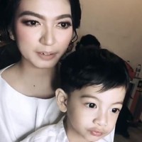 Mengunggah foto Selvi Ananda bersama Jan Ethes di akun Instagramnya, sang makeup artist Victoria Makeup Atelier menuliskan kekagumannya pada menantu Jokowi ini. Akhirnya salah satu mimpiku dan Timku kesampean juga...Ketemu lagi sm kakak Silvi cantik, mantu Presiden RI kesayangan kt, Bapak @jokowi. Sederhana banget dan lembut aku kagum hari ini melihat perilaku Jan Ethes juga yan tidak menyentuh Gadget sama sekali anteng duduk di pangkuan ibunya sambil dirias dan hanya memegang snack kesukaannya, tulisnya. Foto: Instagram @victoria_makeupatelier