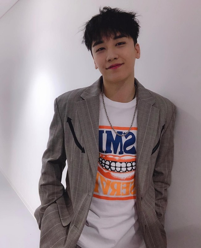 Gaya blazer dan kaus seperti telah menjadi ciri khas Seungri yang dikenal dengan single Strong Baby tersebut. Foto: Instagram/Fansite