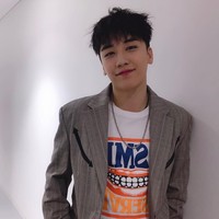 Gaya blazer dan kaus seperti telah menjadi ciri khas Seungri yang dikenal dengan single Strong Baby tersebut. Foto: Instagram/Fansite