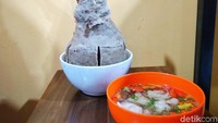 Tak kalah heboh, Bakso Rusuk Setan. Menu yang satu ini berupa sebuah tulang rusuk sapi cukup besar, terlihat kokoh berdiri dengan bagian bawahnya terlapisi adonan bakso yang cukup besar.  Foto: Devi S. Lestari / detikFood