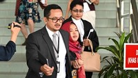 Usai hakim Azmin menyatakan Aisyah dibebaskan, dia dengan cepat dibawa keluar ruang sidang dan dibawa masuk ke sebuah mobil yang telah menunggunya. Foto: Photo by MOHD RASFAN/AFP