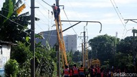 Sementara itu, rangkaian KRL yang terguling kini sudah dievakuasi. 