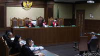 Jaksa menyebut Tamin menggunakan jasa panitera pengganti PN Medan, Helpandi, untuk memberikan uang itu kepada dua hakim tersebut.