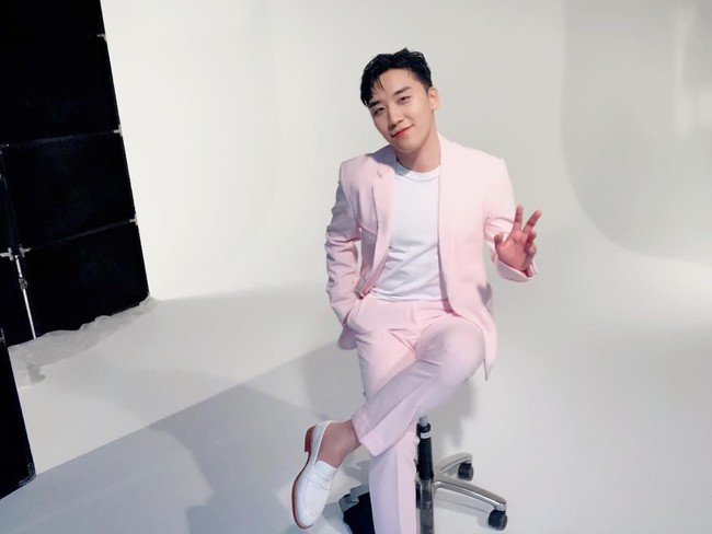 Pria yang juga aktor tersebut tak takut memakai warna terang, terutama pink. Gayanya dengan setelan pink muda berikut membuat Seungri terlihat lebih muda. Foto: Instagram/Fansite