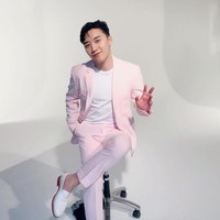Pria yang juga aktor tersebut tak takut memakai warna terang, terutama pink. Gayanya dengan setelan pink muda berikut membuat Seungri terlihat lebih muda. Foto: Instagram/Fansite