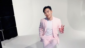 Seungri jadi salah satu kasus terbesar dalam sejarah K-Pop lewat skandal Burning Sun. Setelah menjalani hukuman, ia kembali jadi sorotan usai kedapatan clubbing di Thailand. Foto: Instagram/Fansite