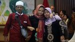 Suasana Haru Selimuti Pertemuan Aisyah dan Keluarganya