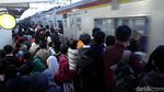Imbas KRL Terguling, Penumpang Menumpuk di Stasiun Bojong Gede