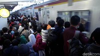 Penumpukan penumpang tersebut karena imbas tergulingnya kereta di daerah Kebon Pedes, Bogor, Minggu (10/3) kemarin.