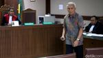 Ekspresi Sekjen dan Bendahara KONI Saat Jalani Sidang Perdana