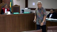 KONI mengajukan proposal bantuan hibah ke Kemenpora dengan usulan dana Rp 51,529 miliar dan agar pencairan dipercepat, Ending dan Johny menyuap para pejabat Kemenpora itu.