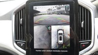 Salah satu fitur yang ditonjolkan Wuling Almaz adalah layar head unit berukuran besar, 10,4 inci vertikal. Layar besar tersebut malah mengingatkan kami kepada mobil listrik Tesla Model S yang punya headunit besar vertikal juga. Istimewa/Wuling Motors Indonesia.