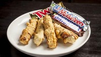 Tahu camilan-camilan manis yang biasa dijual dalam kemasan ini? Nah banyak orang mencoba membuat gorengan isi snack manis ini. Foto: Istimewa