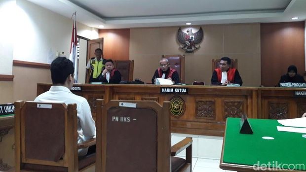 Sidang perdana Harris Simamora yang didakwa melakukan pembunuhan berencana satu keluarga Daperum Nainggolan di PN Kota Bekasi, Senin (11/3/2019)