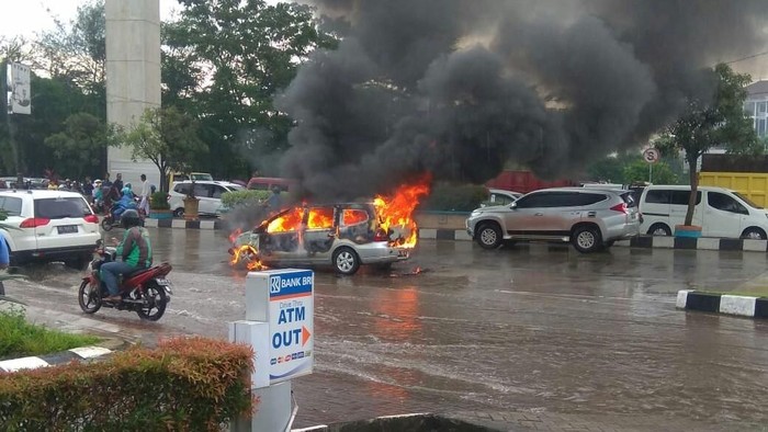 Bikin Panik, Minibus Terbakar di Depan Mapolda Sumsel