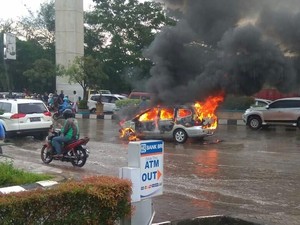 Bikin Panik, Minibus Terbakar di Depan Mapolda Sumsel