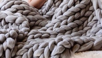 Dalam gambar selimutnya terlihat lebar, begitu sampai cocoknya mungkin untuk tempat tidur kucing atau anjing. (Foto: Boredpanda)