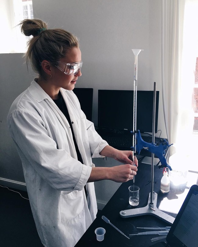 Meski kini berprofesi sebagai atlet renang, Sarah ternyata sebenarnya bercita-cita menjadi dokter. Foto: Instagram @sarahwbro