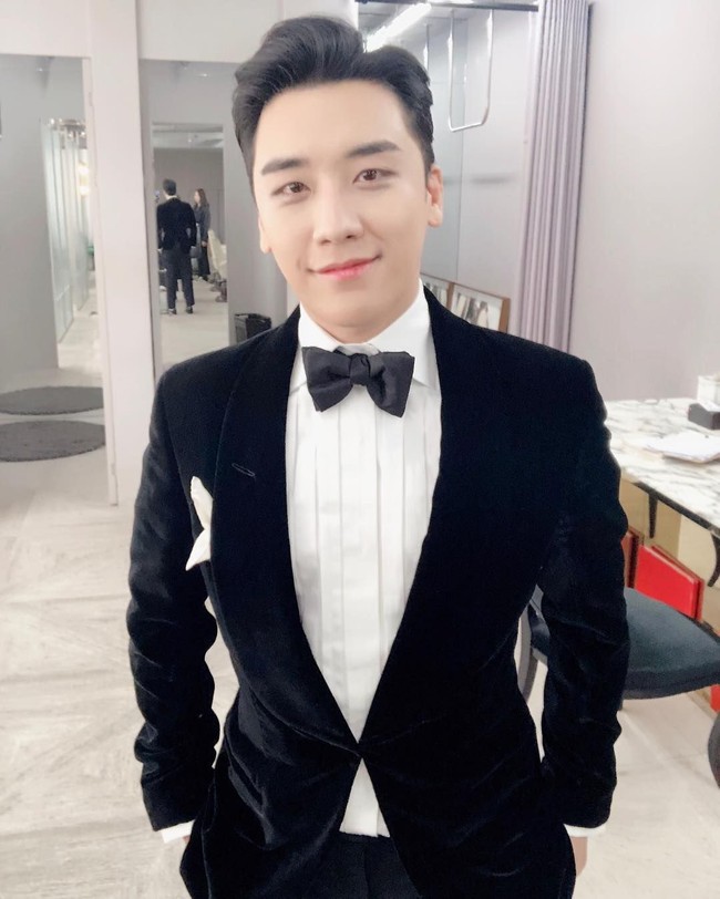 Begini gaya formal Seungri ketika menjadi host sebuah acara penghargaan. Ia sendiri tak asing dengan setelan jas dan dasi karena sering menerapkannya di berbagai acara bahkan keseharian. Foto: Instagram/Fansite