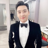 Begini gaya formal Seungri ketika menjadi host sebuah acara penghargaan. Ia sendiri tak asing dengan setelan jas dan dasi karena sering menerapkannya di berbagai acara bahkan keseharian. Foto: Instagram/Fansite