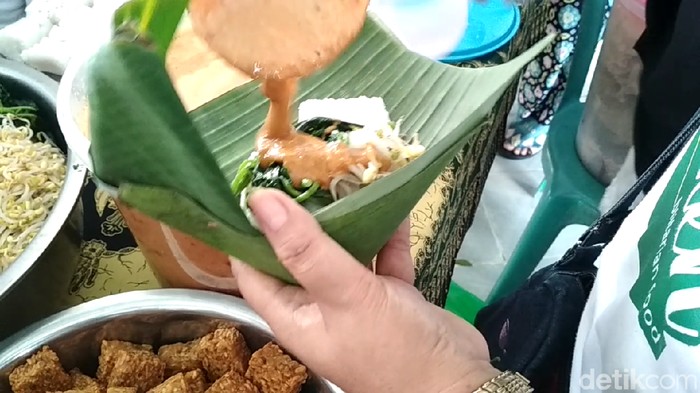 Di Blitar Pecel Sayuran Dimakan dengan Punten yang Gurih Enak