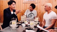 Berbincang dengan para sahabat. Minuman besar berisi lemon tampak segar sekali untuk menemani santap siang. Foto: Instagram @seungriseyo