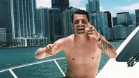 Gayanya saat naik kapal yacht di Florida, AS (Instagram/granitxhaka)