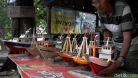 Kerajinan kapal kayu milik Mamat itu pun menjadi salah satu souvenir favorit para wisatawan saat berkunjung ke Pulau Tidung, Kepulauan Seribu.