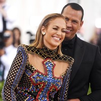Bagi J.Lo, ini akan menjadi pernikahan keempat. Sebelumnya, ia pernah menikah dengan penyanyi Marc Anthony yang berakhir dengan perceraian pada 2014. Sementara itu, A-Rod sudah bercerai dari istri pertamanya sejak 2008. Foto: Dok. Getty Images