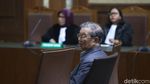 Dituntut 7 Tahun Penjara, Tamin Sukardi Tertunduk Lesu