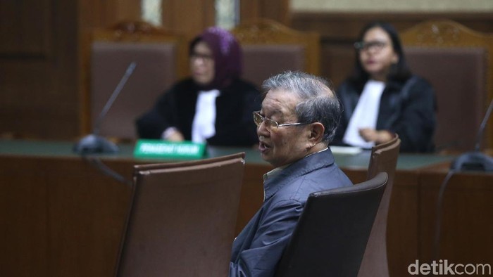 Mantan Direktur Utama PT Erni Putra Terari, Tamin Sukardi, dituntut 7 tahun penjara. Ia diyakini jaksa menyuap hakim ad hoc Merry Purba dan hakim Sontan Merauke Sinaga.