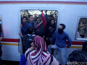 Kereta Penuh atau Tidak? Google Maps Punya Informasinya