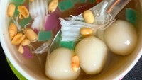 Pelengkap wedang ronde berupa manisan tangkwe, manisan kolang-kaling, manisan kulit jeruk dan kacang tanah sangrao. Ditambah kelapa muda juga enak. Foto: Instagram@ jogjaku